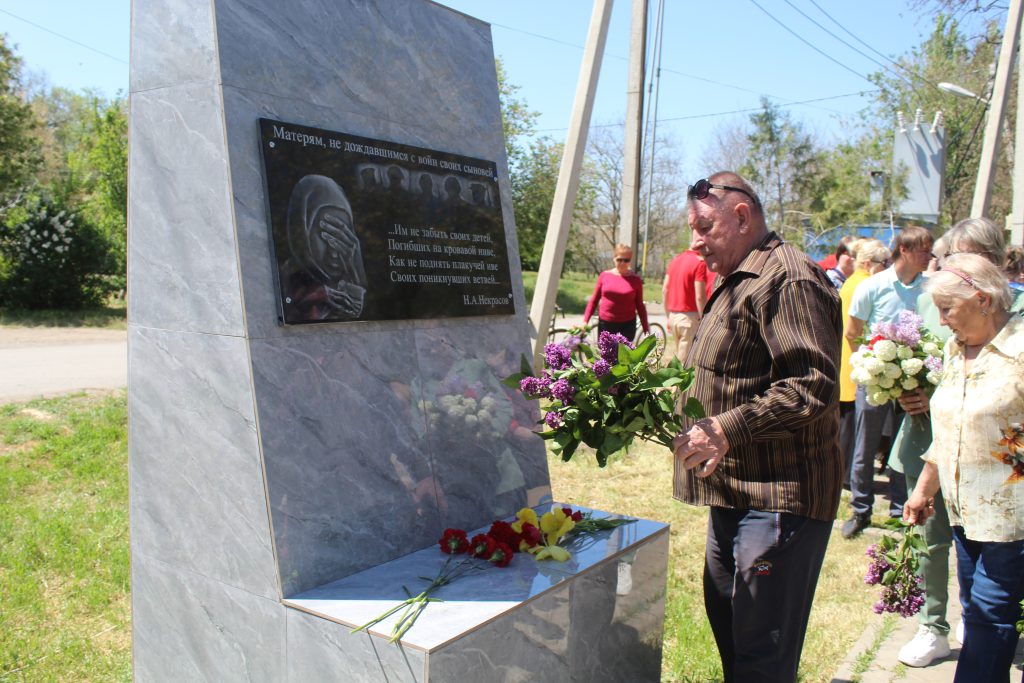 В Заветном состоялась торжественная церемония открытия мемориальной доски в честь матерей, не дождавшихся с войн своих сыновей