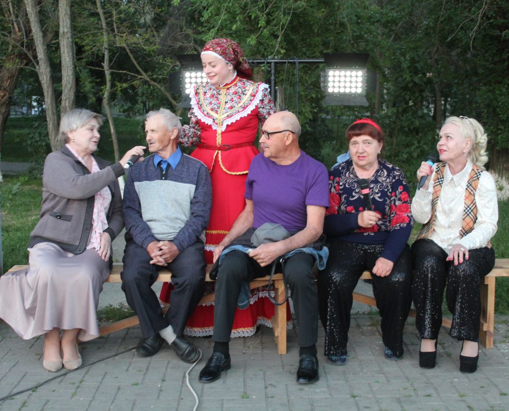 На центральной площади Заветного прошел тематический караоке-вечер, посвященный Дню реки Дона «Дон наш вольный, Дон раздольный»