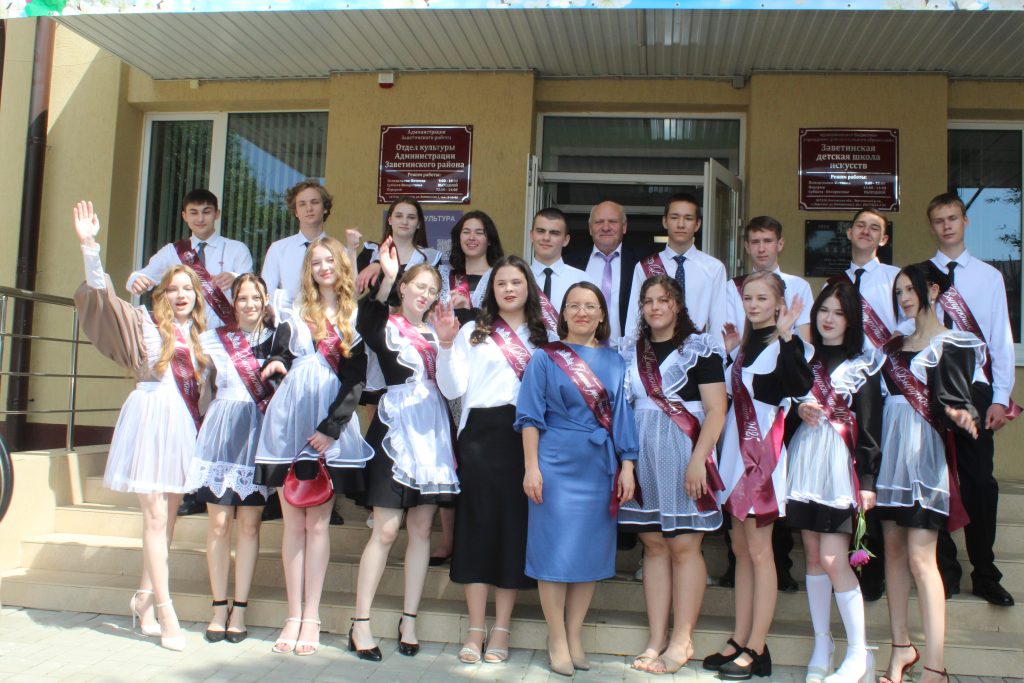 Последний звонок прозвенел для выпускников Заветинской СОШ 1