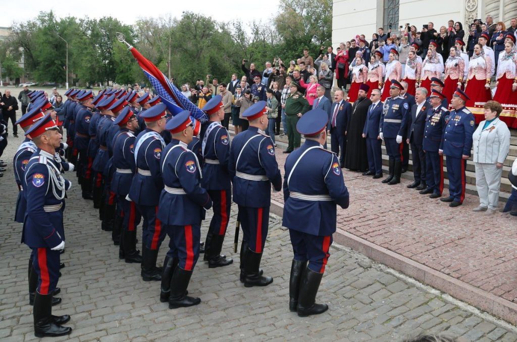 Новочеркасцы встретили парадный расчет Всевеликого войска Донского, принимавший участие в параде Победы на Красной площади