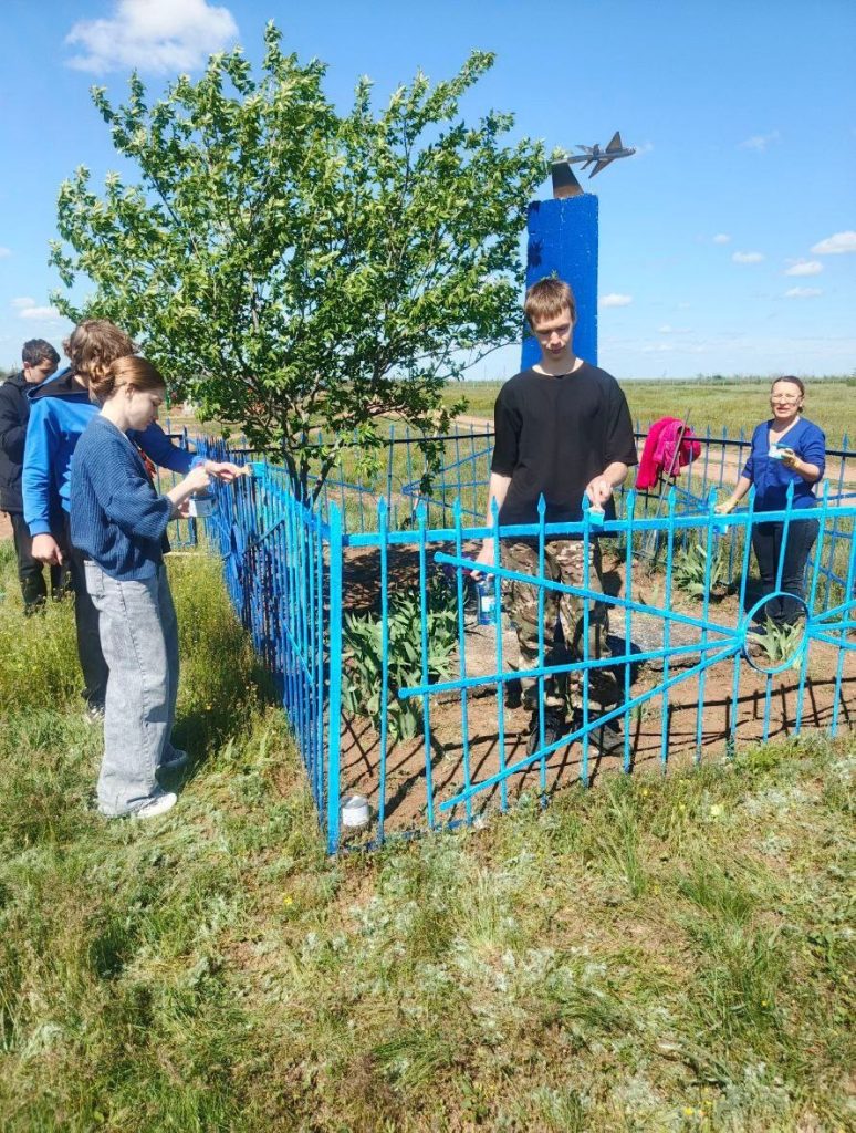 Школьники под руководством педагогов и сотрудников администрации Заветинского сельского поселения благоустроили территорию у Обелиска отважному летчику