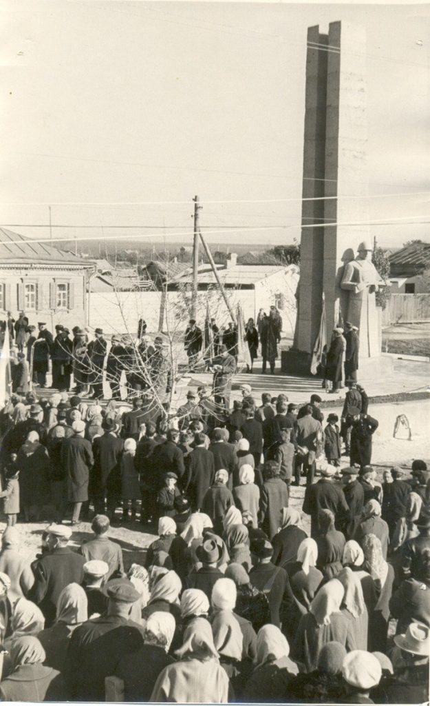 В память о тех, кто отдал свои жизни за мирное небо над головой