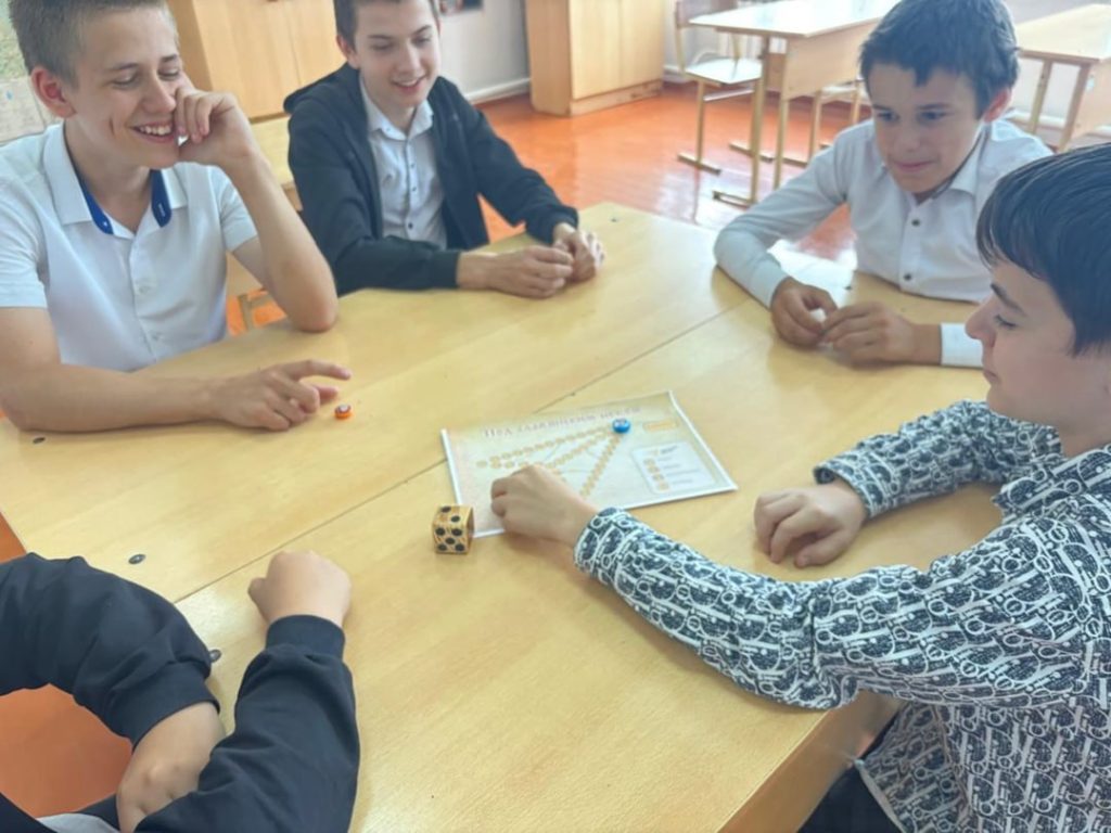 «Под славянским небом»: Ребята из Комсомольской школы приняли участие в настольной игре