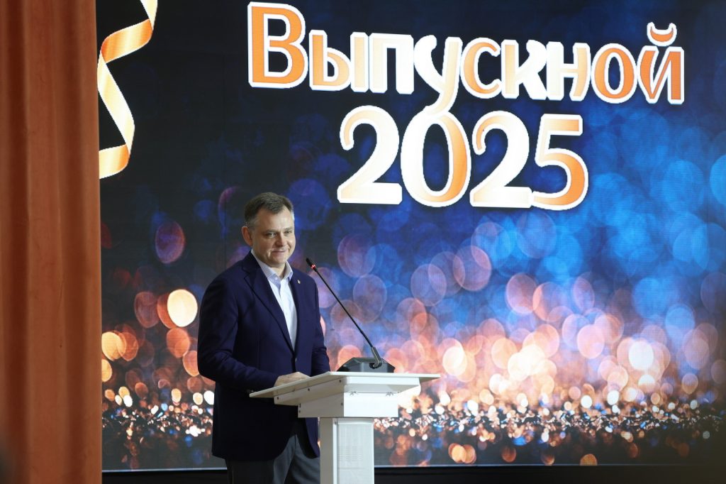 Юрий Слюсарь пожелал выпускникам школ не забывать своих учителей