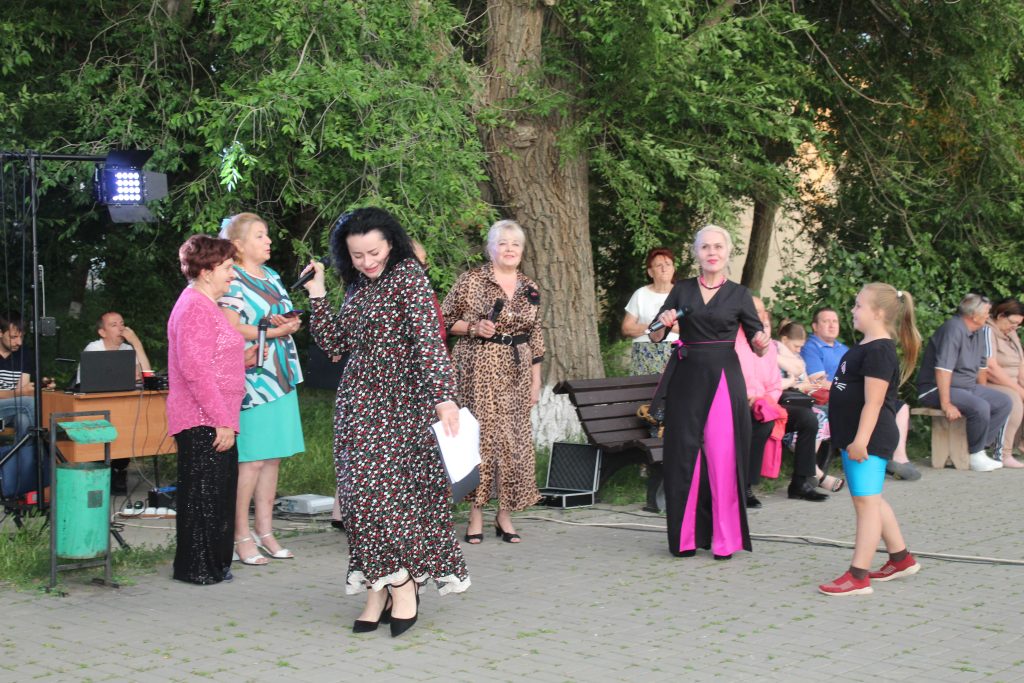 У фонтана под фонарем состоялась развлекательная программа «Песни о любви»