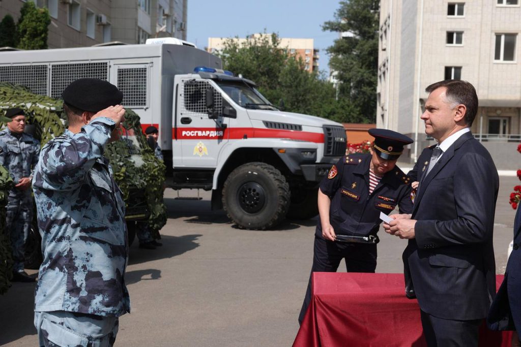 Слюсарь передал внедорожники подразделениям ОМОН Росгвардии для защиты неба в Ростовской области