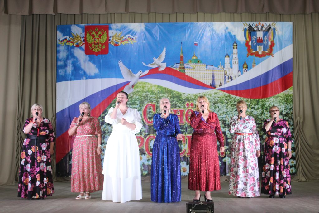 Зову тебя Россиею, единственной зову: В Заветинском РДК состоялся праздничный концерт