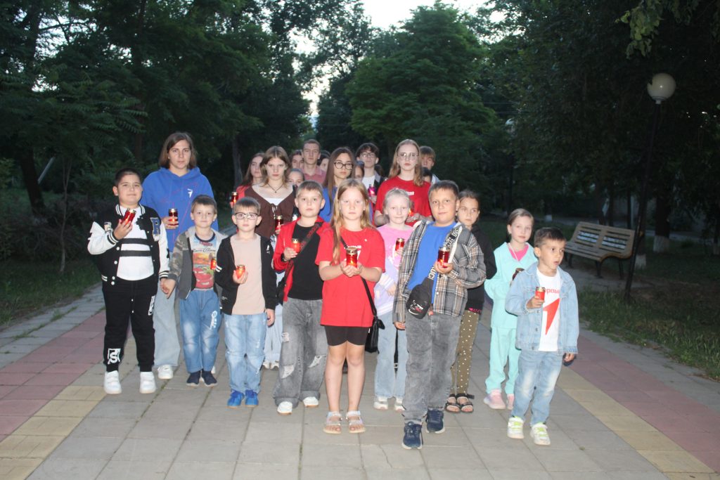 Память сильнее времени: Заветинцы приняли участие в акции «Свеча памяти» и митинге, посвящённом Дню памяти и скорби