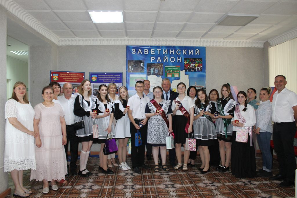 Состоялось торжественное вручение медалей выпускникам Заветинского района