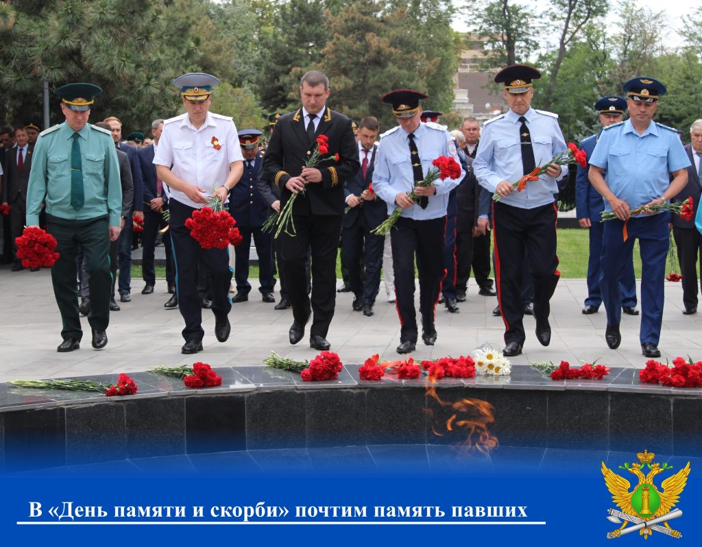 Руководитель ГУФССП России по Донскому региону – главный судебный пристав области, генерал-майор внутренней службы Е. Н. Казанов принял участие в церемонии возложения венков на мемориальном комплексе «Павшим воинам»
