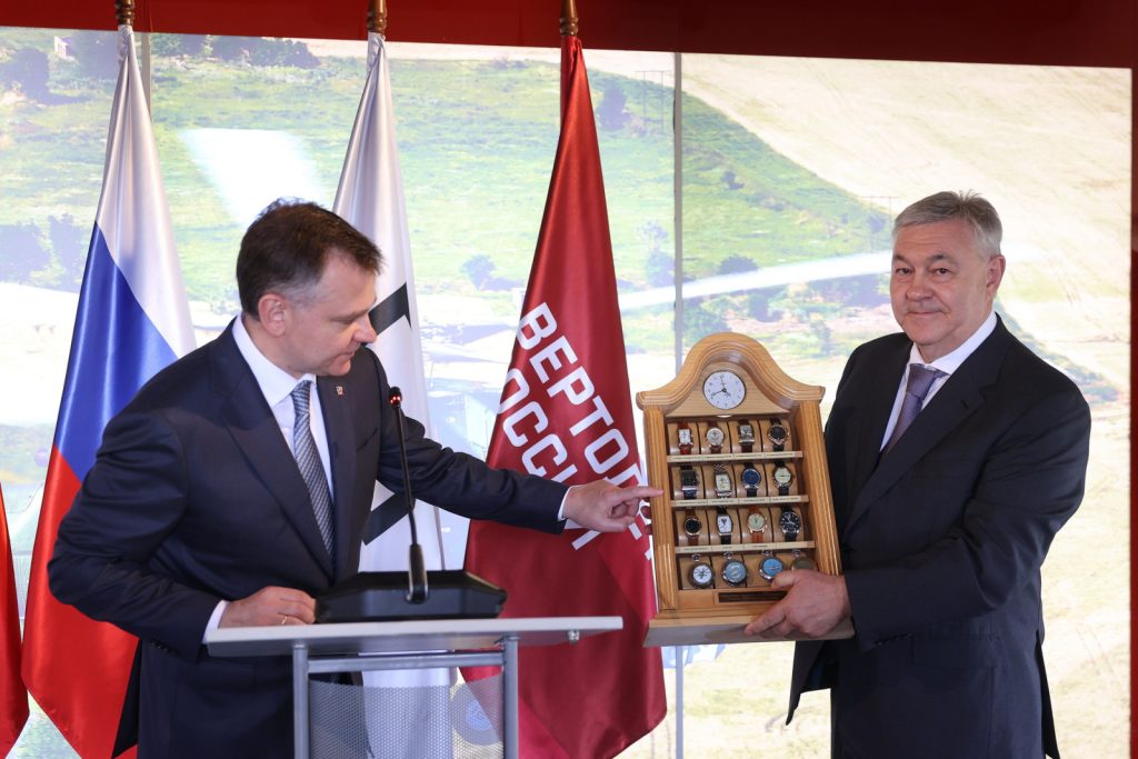 Слюсарь подарил музею «Роствертола» уникальные часы из семейной коллекции