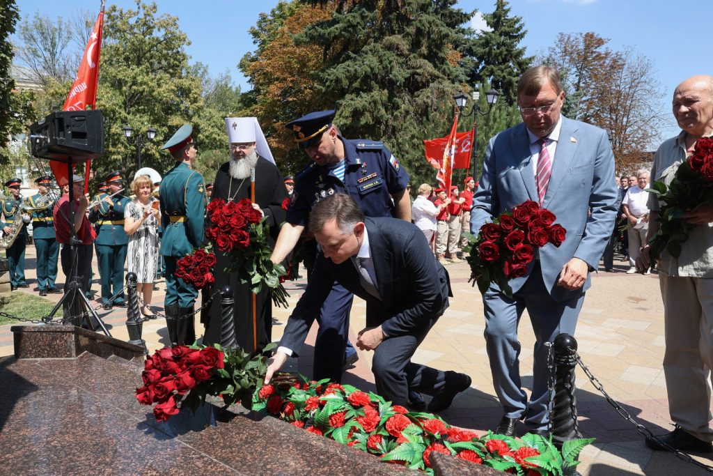 Юрий Слюсарь возложил цветы к памятнику Герою России Алексею Бересту