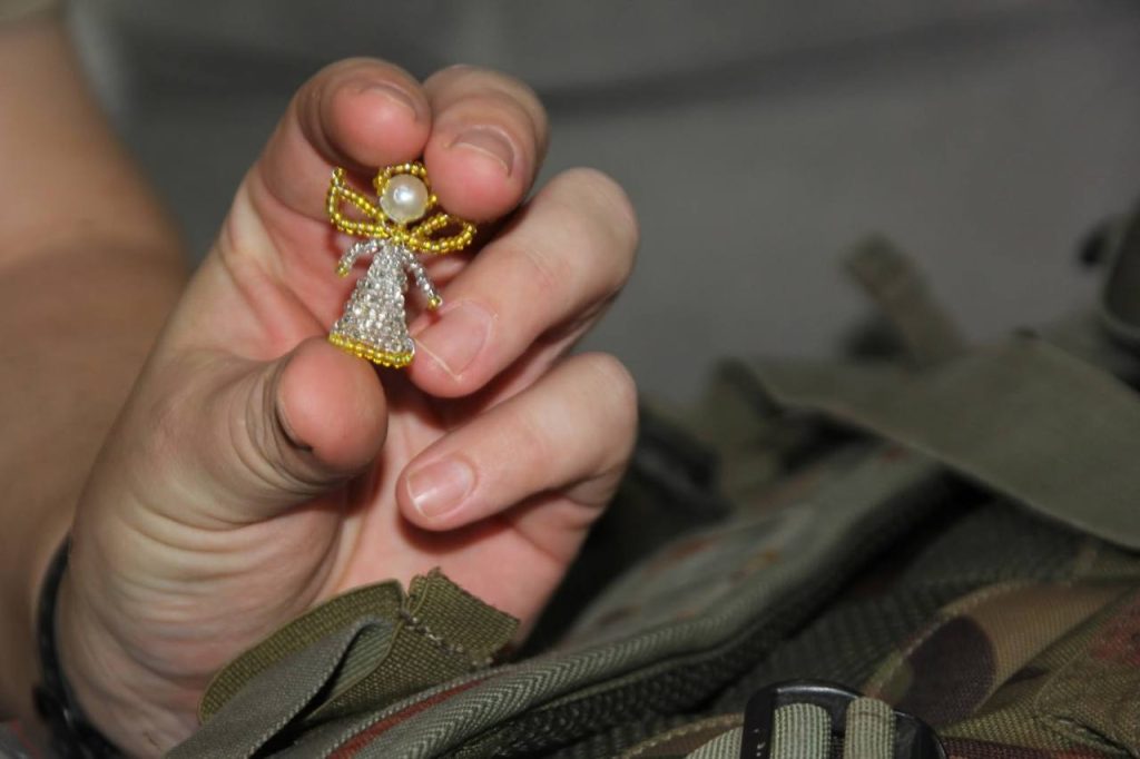 Боец СВО ищет девочку, которая сплела ему из бисера ангела-хранителя