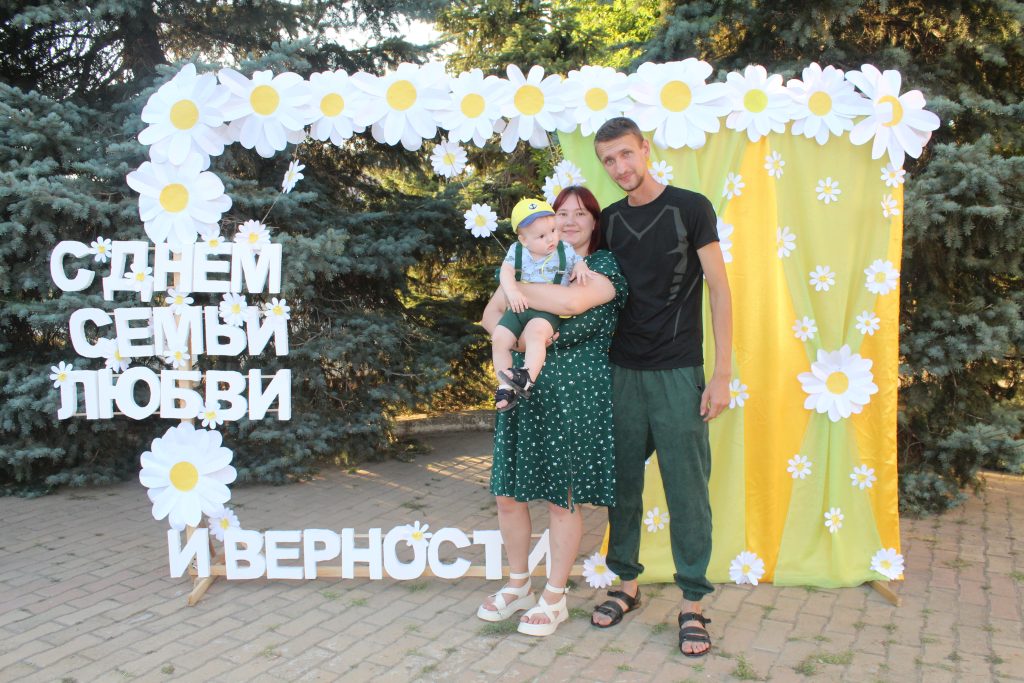 Семья – любви великой царство: На центральной площади Заветного прошел праздничный концерт