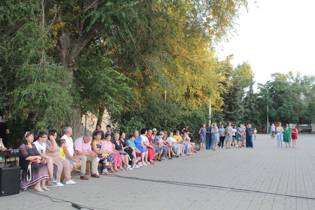 В мягком бархате шансона: У фонтана под фонарем состоялся вечер песни жанра шансон