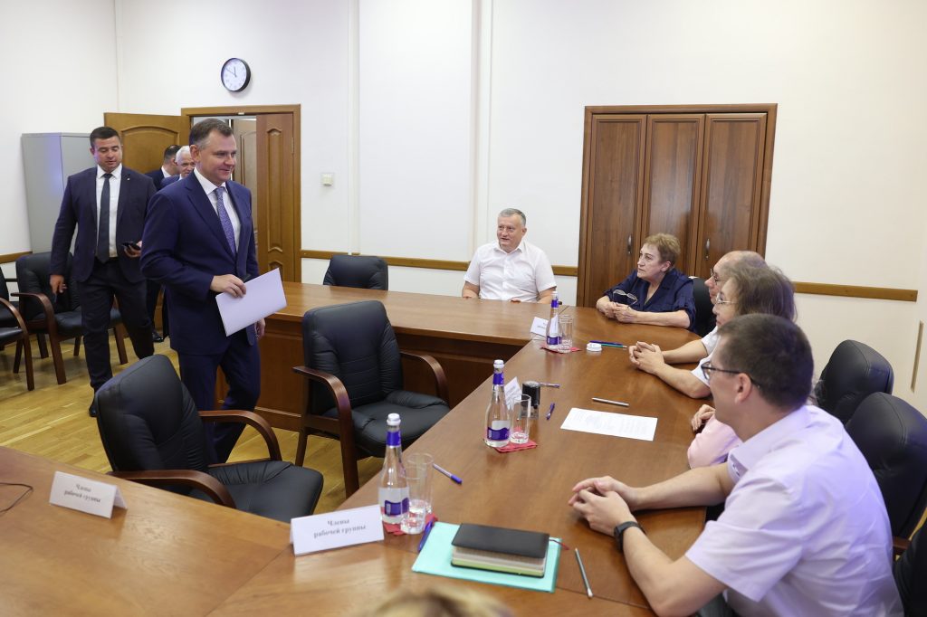 Юрий Слюсарь первым подал в избирком документы на регистрацию кандидатом на выборах Донского губернатора