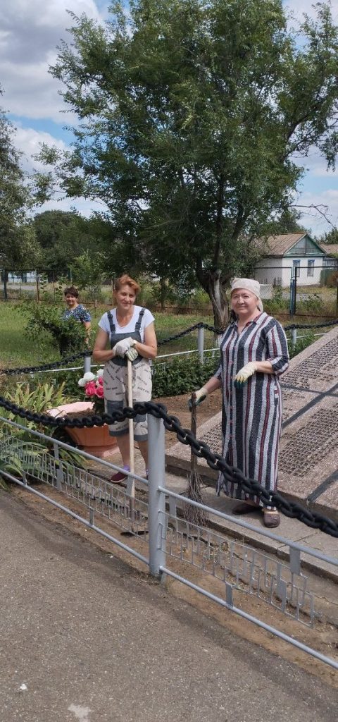 Администрация Фоминского сельского поселения организовала субботник по уборке территории памятника погибшим в годы ВОВ