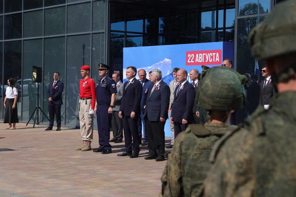 Юрий Слюсарь: «Российский флаг объединяет всех граждан страны»