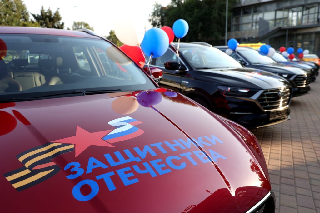 В Ростовской области участникам СВО вручили ключи от спецавтомобилей