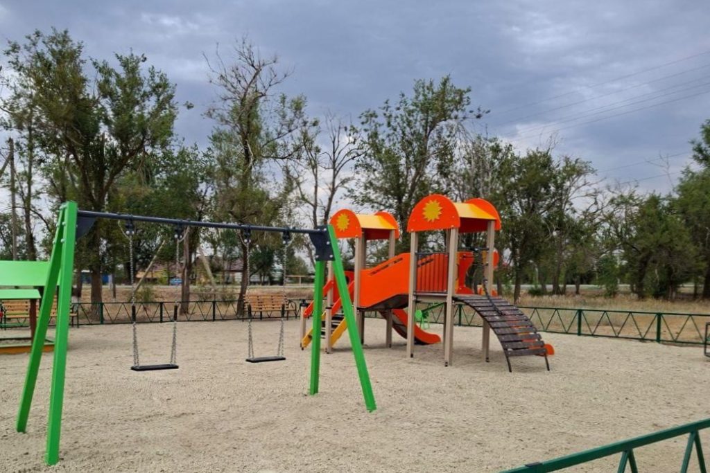 В муниципалитетах Дона началось обновление детских площадок