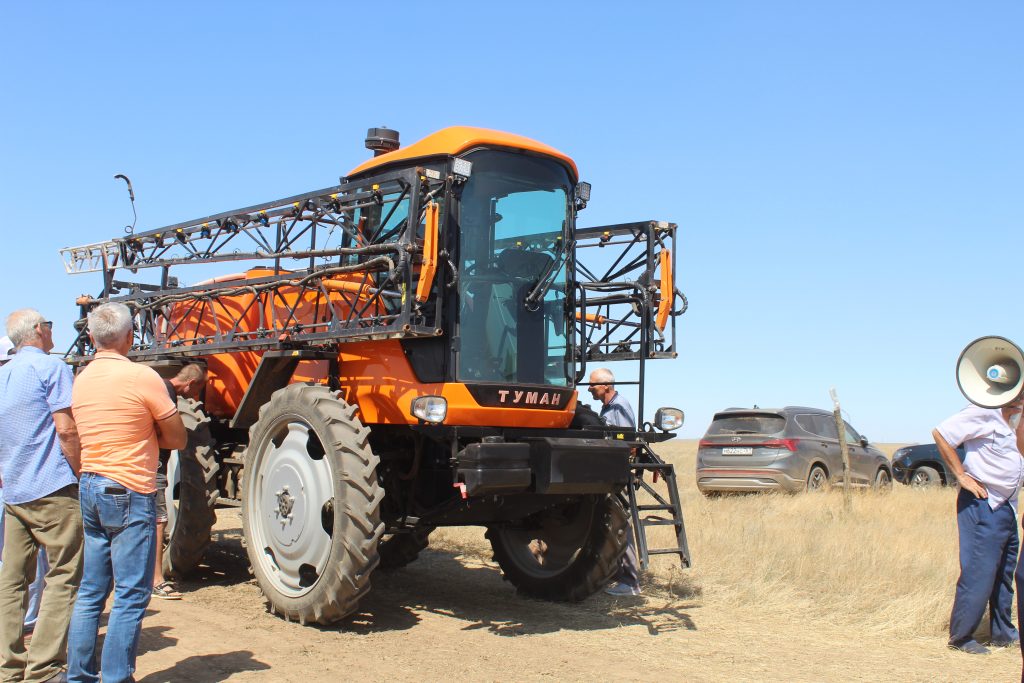 В Заветинском районе состоялся демонстрационный показ новой сельхозтехники