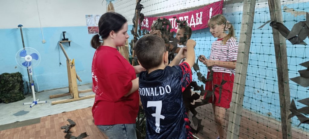 Первые не словом, а делом: Активисты Движения Первых вместе с наставниками сплели маскировочные сети для солдат