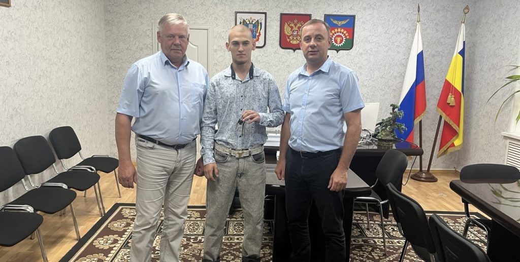 Вручили ключи сироте Александру Яровому