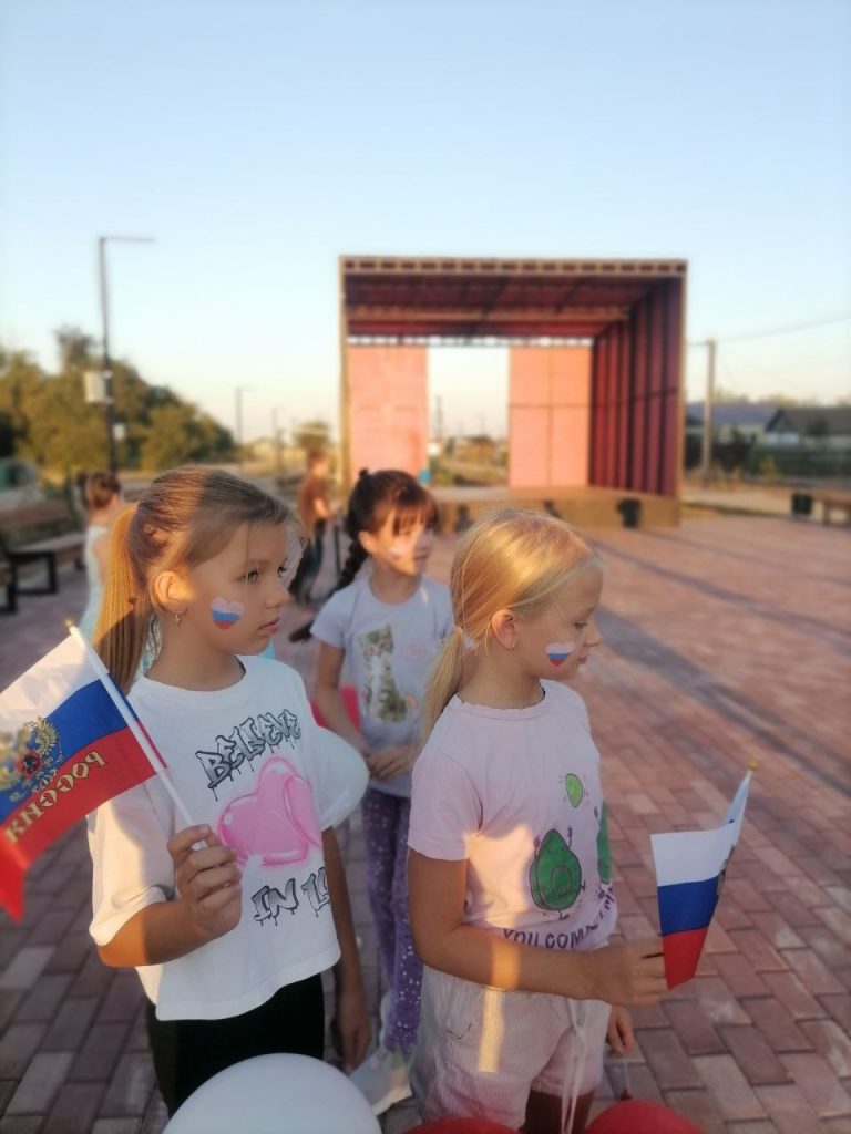 Работники Кичкинского СДК провели красочную акцию-аквагрим «Я- патриот»