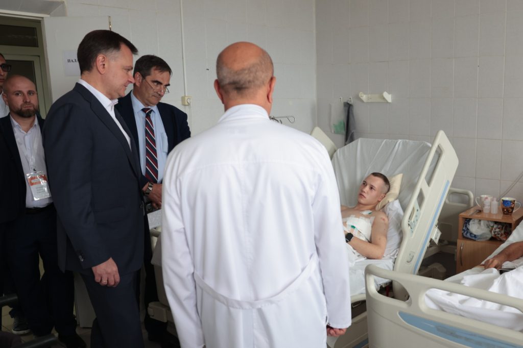 Юрий Слюсарь навестил бойцов СВО, которые проходят лечение в одном из госпиталей Ростова