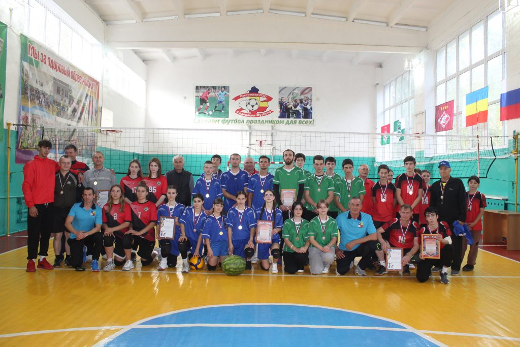 В Заветинской ДЮСШ состоялись соревнования по волейболу, посвященные Дню учителя и открытию спортзала после капремонта