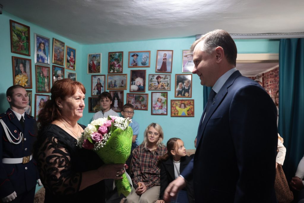 Губернатор вручил орден «Мать-героиня» многодетной азовчанке