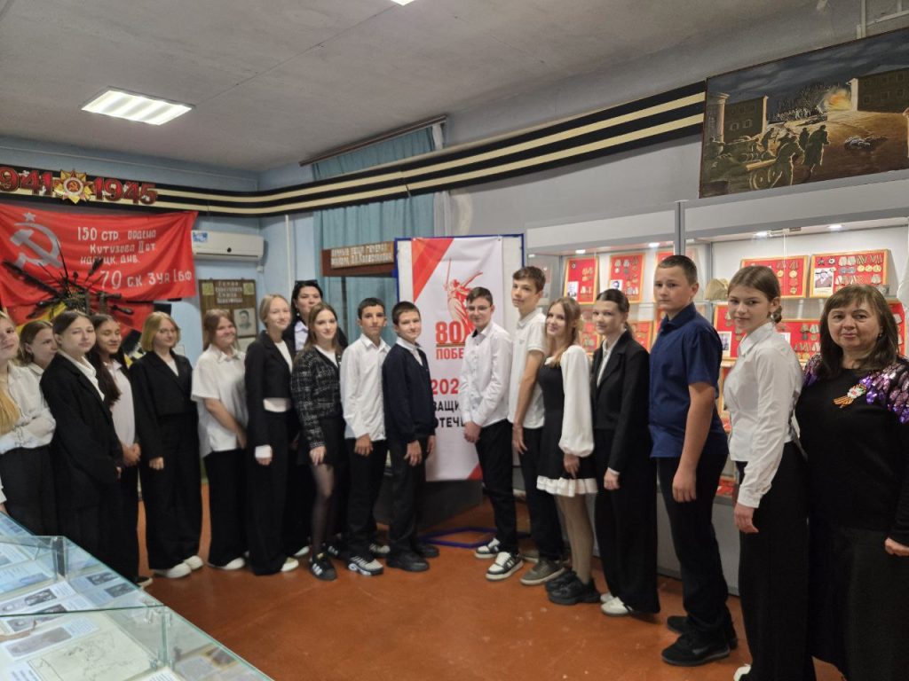 Восьмиклассники Заветинской школы 1 посетили экскурсию «Награды героев»