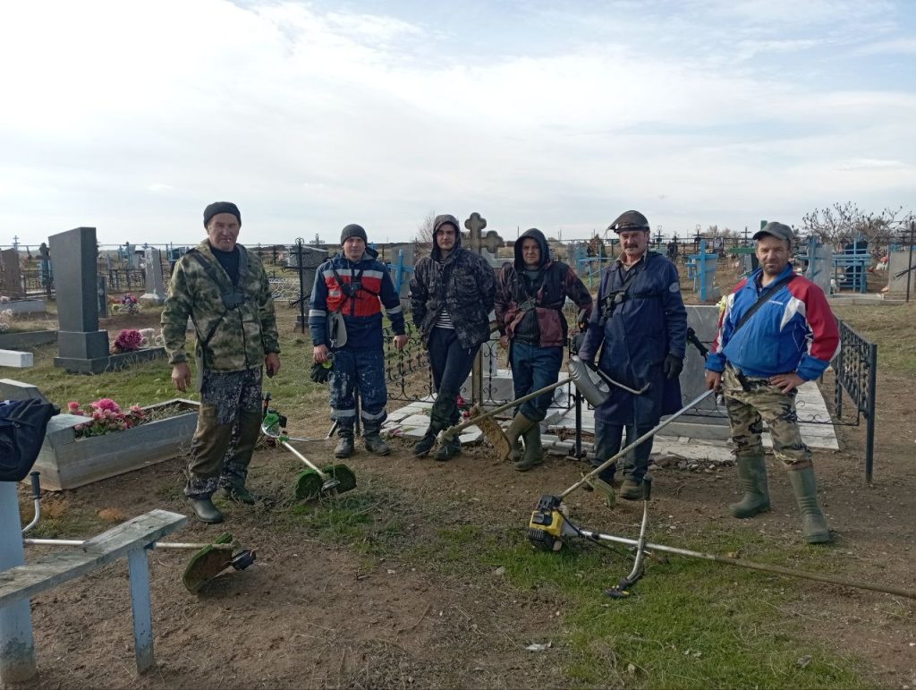 На Шебалинском кладбище  проведен субботник