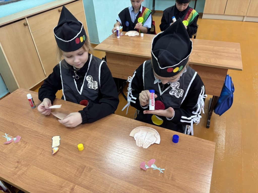 Героям правопорядка: Ребята из Комсомольской школы сделали памятную аппликацию