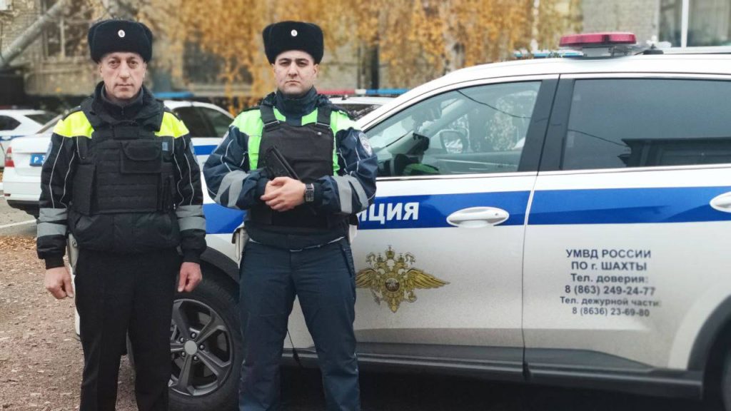 Инспекторы ДПС помогли доставить девочку в больницу