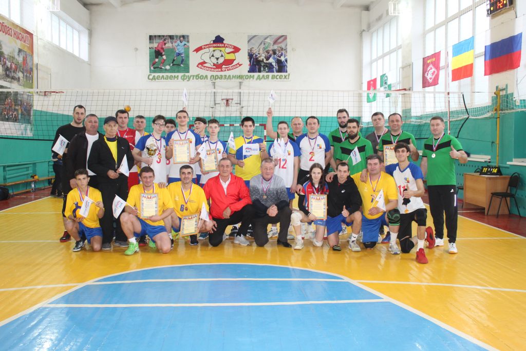 В Заветинской ДЮСШ состоялся волейбольный турнир среди сельских поселений на кубок Заветинского отделения партии «Единая Россия»