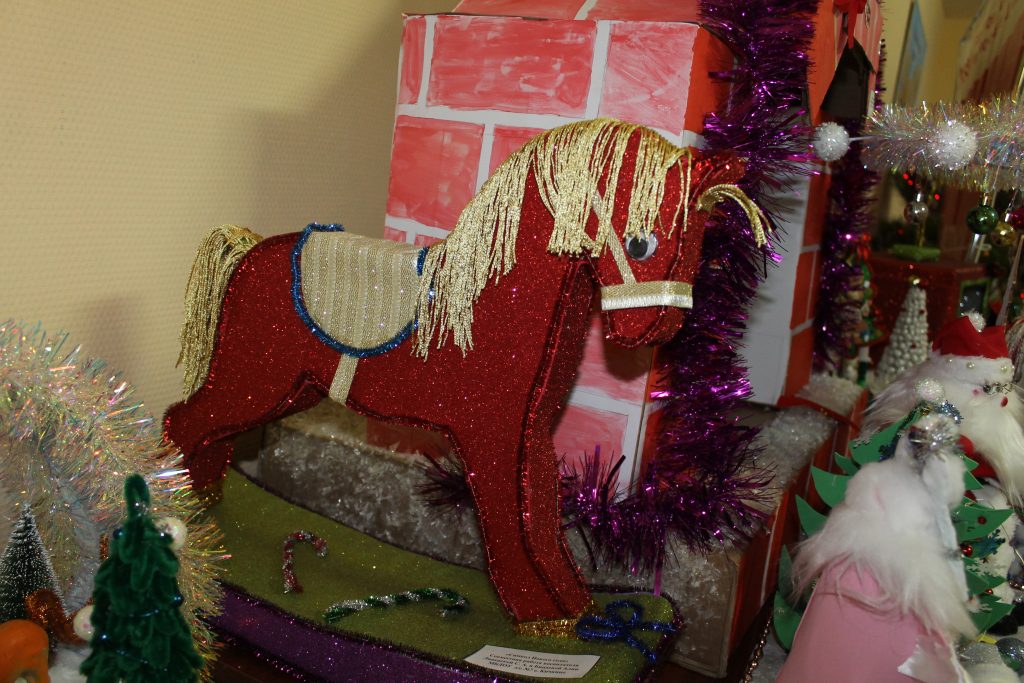 Красочные игрушки, любимые персонажи