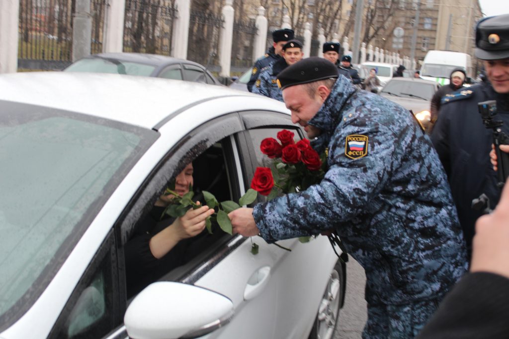 Мужчины в погонах подарили женщинам розы