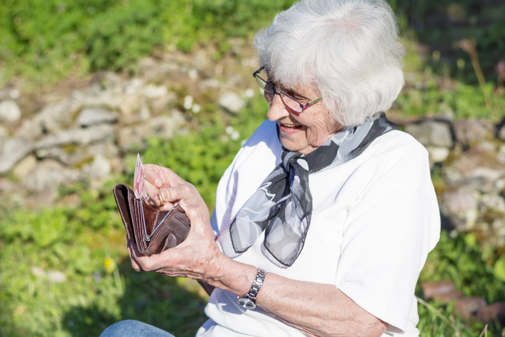 Пенсионер проверяет свой кошелек