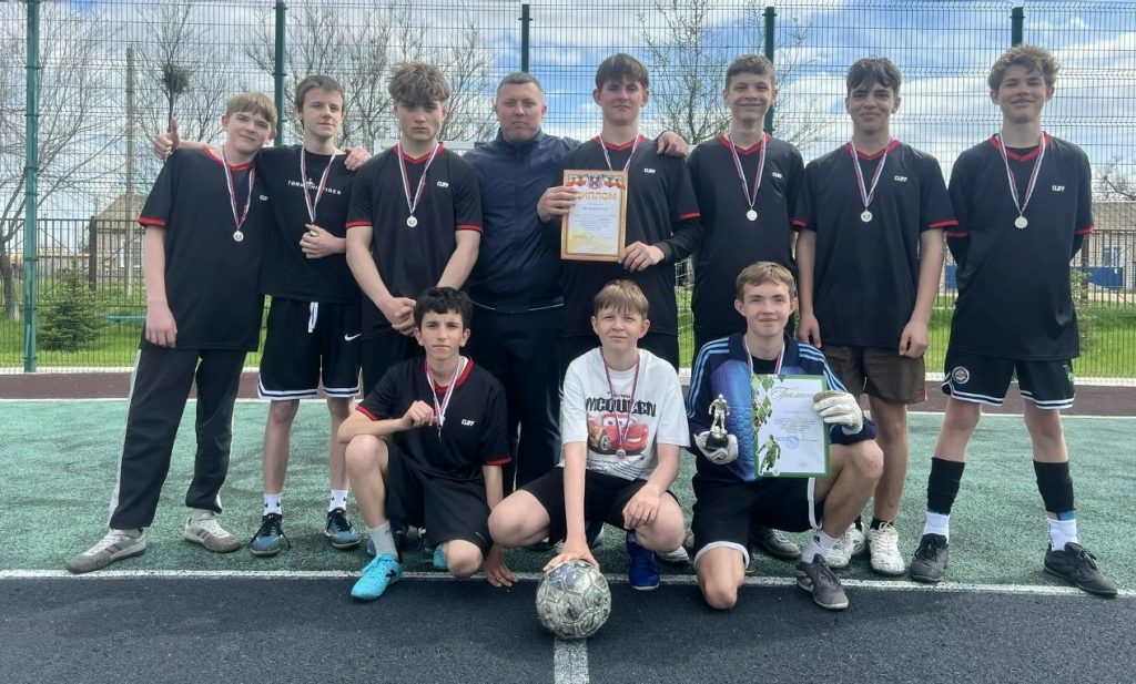 Команда Заветинской школы 1 заняла почетное II место в соревнованиях по мини-футболу
