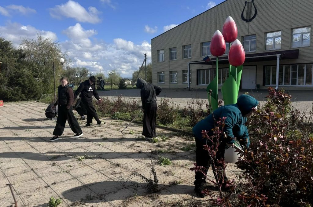 Подвиг не забыт: активисты Движения Первых навели порядок у мемориала в селе Тюльпаны
