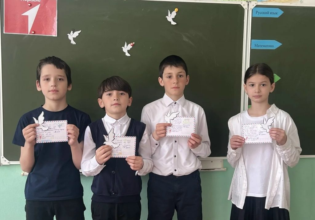 Школьники поддержали акцию «Посылка солдату»