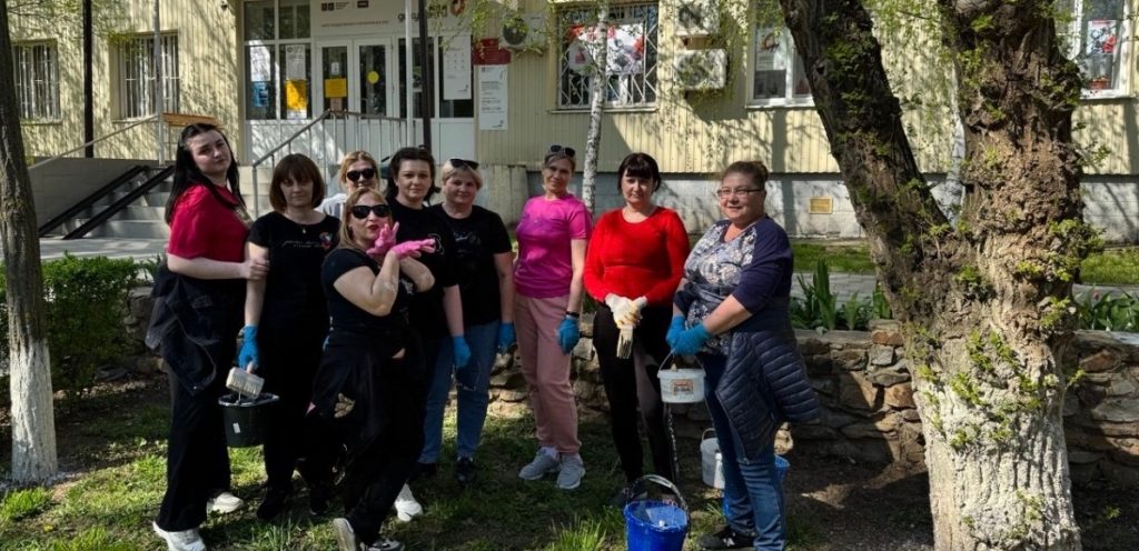 Сотрудники МФЦ Заветинского района приняли участие в побелке деревьев